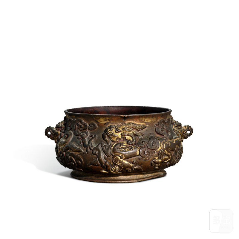 A gilt-bronze 'dragon' incense burner, Late Ming dynasty | 明晚期 銅鎏金龍紋爐 《大明宣德年製》仿款 - 图2